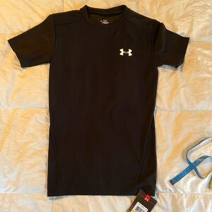 New with tags, men’s under armor heat gear compression T-shirt. Size medium.